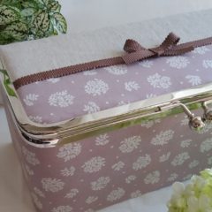 カルトナージュ作品リボンをつけて可愛くアレンジ