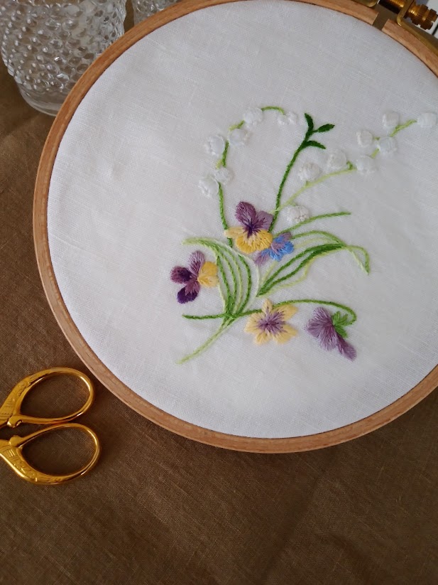 スミレとスズランの刺繡