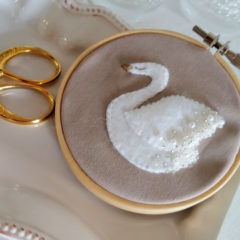 スワンの刺繡フェルト生地で作ったら素敵だった♡