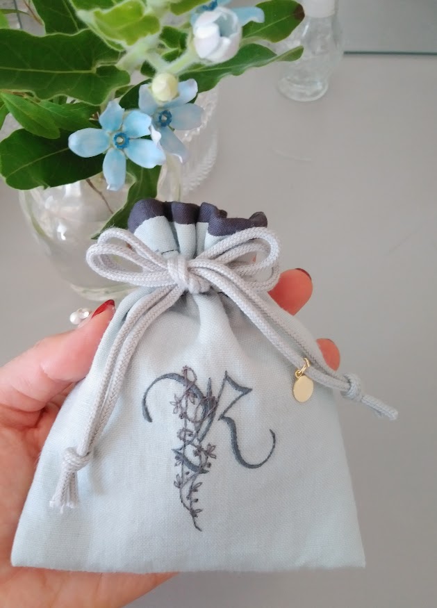 手のひらサイズの巾着袋